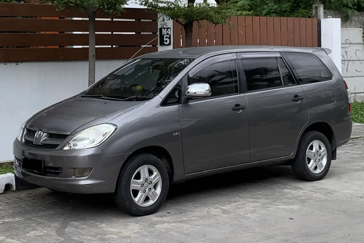 Toyota Kijang Innova (First Generation)