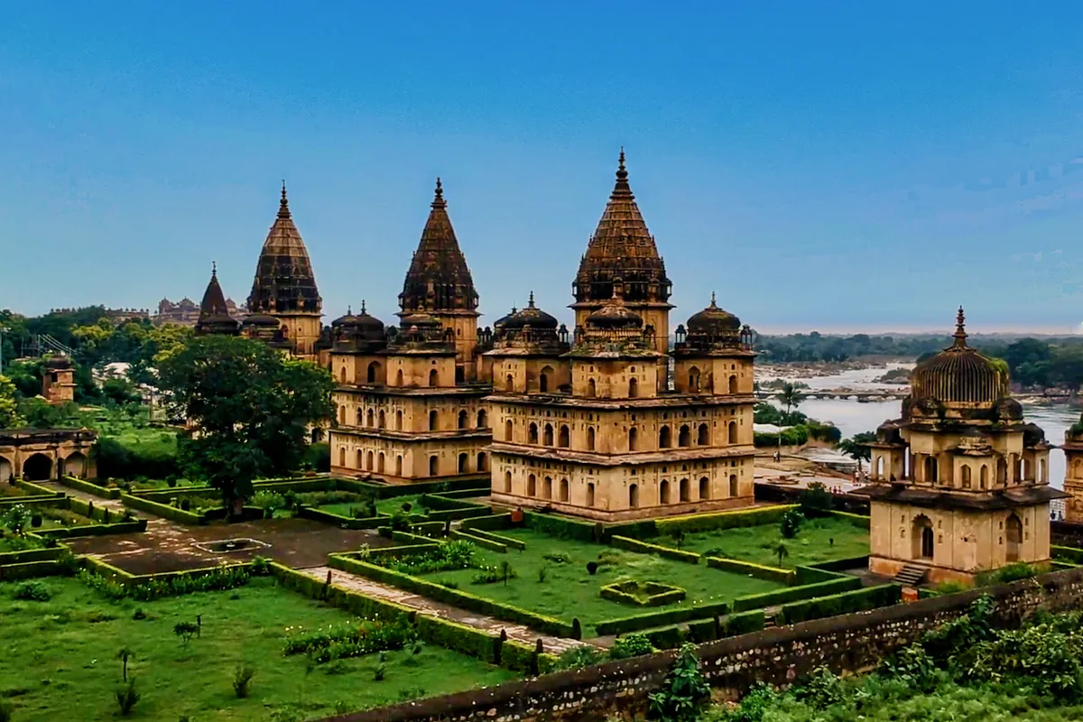 0121321 16th to 18th century Bundela Chhatris, Orchha, Madhya Pradesh 003
